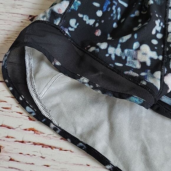 LULULEMON Black and Blue Printed Shorts Size 10 - Picture 3 of 6